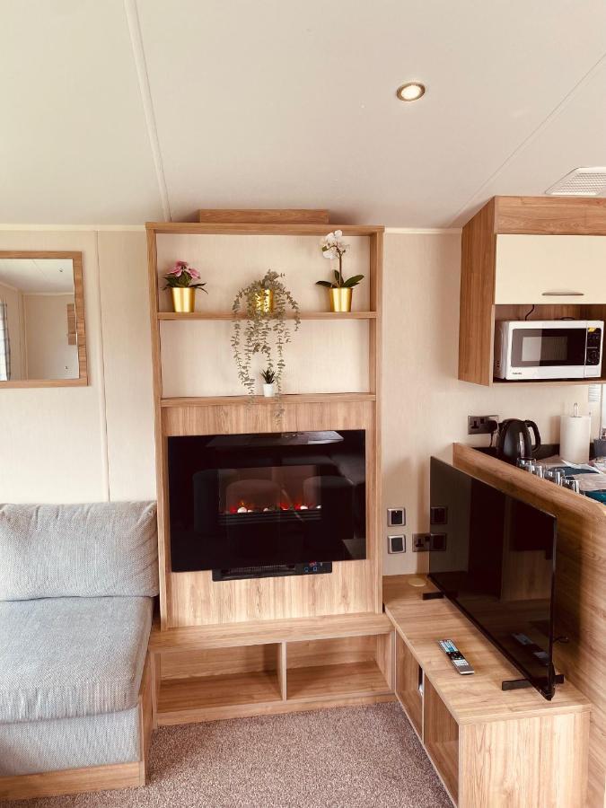 8 Bed Sun Decked Caravan Unlimited High Speed Wifi And Fun At Seawick Holiday Park Clacton-on-Sea Buitenkant foto