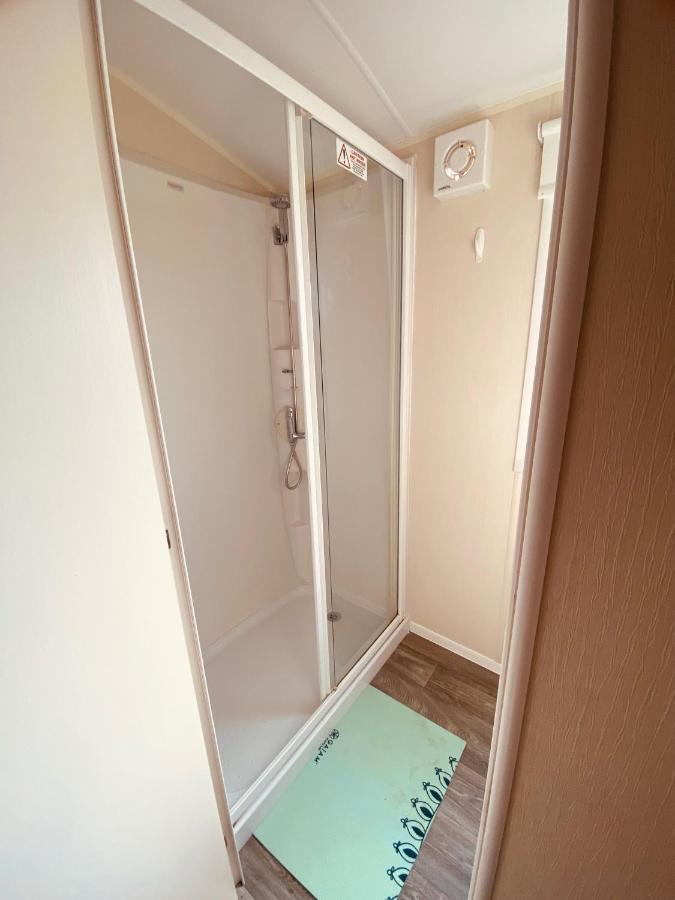 8 Bed Sun Decked Caravan Unlimited High Speed Wifi And Fun At Seawick Holiday Park Clacton-on-Sea Buitenkant foto