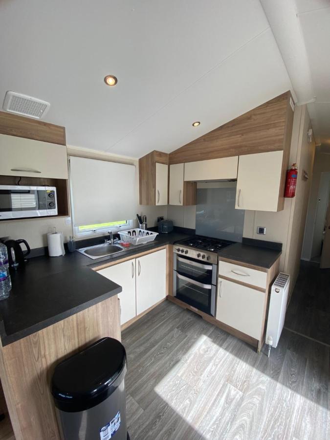 8 Bed Sun Decked Caravan Unlimited High Speed Wifi And Fun At Seawick Holiday Park Clacton-on-Sea Buitenkant foto