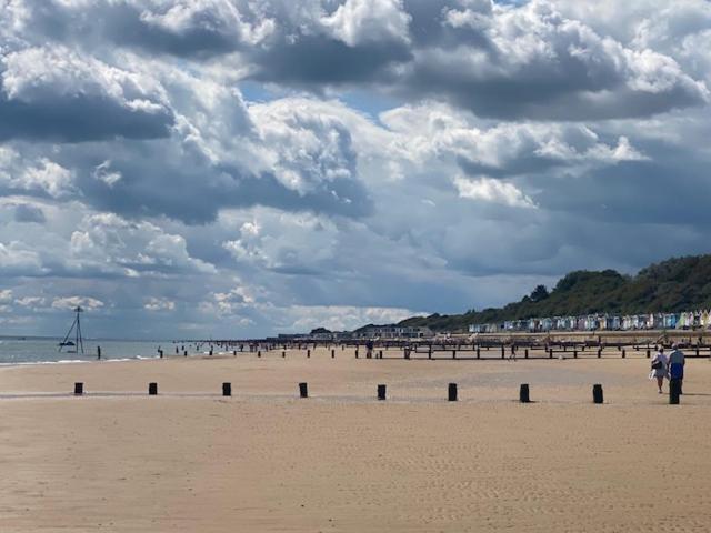 8 Bed Sun Decked Caravan Unlimited High Speed Wifi And Fun At Seawick Holiday Park Clacton-on-Sea Buitenkant foto