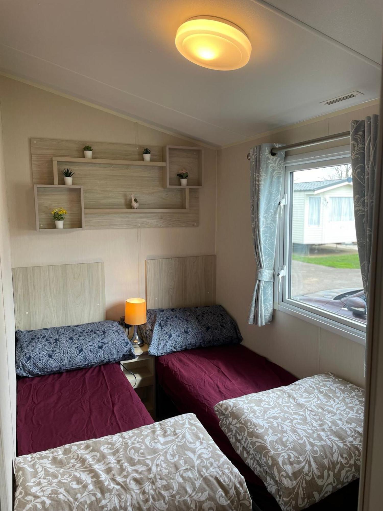 8 Bed Sun Decked Caravan Unlimited High Speed Wifi And Fun At Seawick Holiday Park Clacton-on-Sea Buitenkant foto